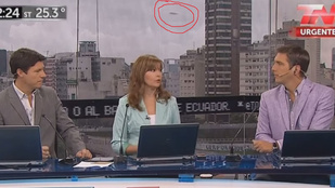 Argentínában élő műsorban a háttérképen egy ufó húzott el