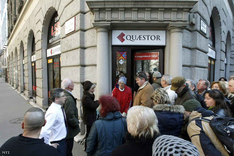 Ügyfelek várakoznak a Quaestor Értékpapír-kereskedelmi és Befektetési Zrt. ügyfélszolgálati irodája előtt az V. kerületi Báthori utcában 2015. március 10-én.