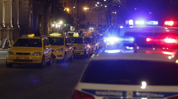 Taxisok tüntetnek Budapesten az Uber ellen