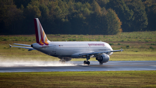 Képünk illusztráció: a Germanwings egyik Airbus A320-asa a kölni repülőtér kifutópályáján.