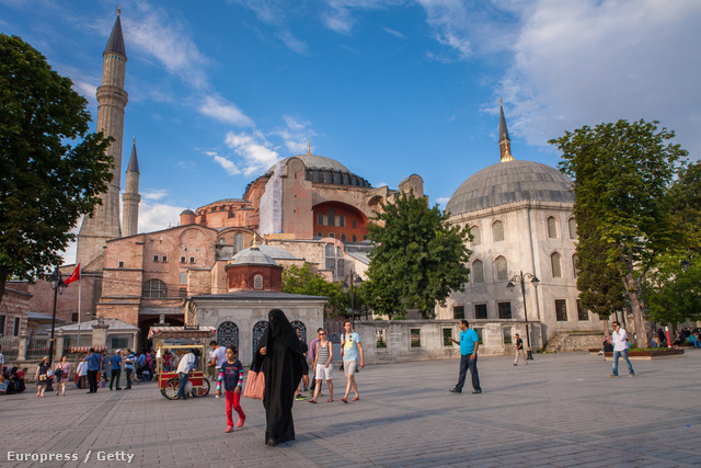 3. Isztambul, Törökország
Isztambul különleges fekvése, római kori, bizánci és oszmán építészeti emlékei, valamint a múzeumaiban és palotáiban fellelhető művészi alkotások révén vált a turisták kedvelt úti céljává. Bár csak kisebb része fekszik Európában, mégis európai városnak tekintjük.