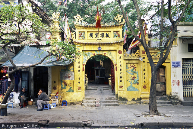 4. Hanoi, Vietnám
Vietnám fővárosa a régi és az új különös keveréke, ezért nem hasonlítható egyik vietnámi városhoz sem, nyüzsgő piacai és éjszakai élete, kitűnő konyhája lenyűgözi az ősi város minden látogatóját.