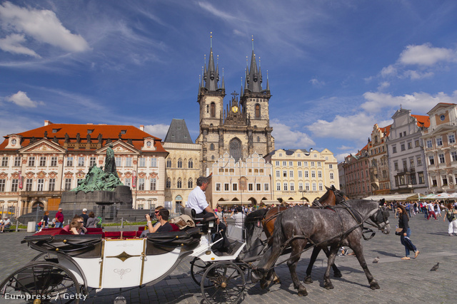 5. Prága, Csehország
Prágát gyakran hívják „száztornyú városnak” vagy „arany városnak” is, melynek történelmi központját az UNESCO 1992-ben a Világörökség részévé nyilvánította. Prága minden negyedének egyedi hangulata van, ezért is imádják a turisták.