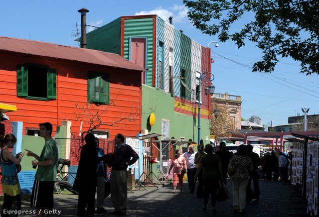 8. Buenos Aires, Argentína
Latin-Amerika egyik legnagyobb városában rengeteg múzeum, könyvtár, színház és mozi van. Talán nincs a világon még egy olyan város, ahol ennyi szobrot és szökőkutat lehet megcsodálni, mint itt. És ami hab a tortán: Buenos Aires bizonyos részei akár Budapesten is lehetnének, annyira hasonlít egymásra helyenként a két város.