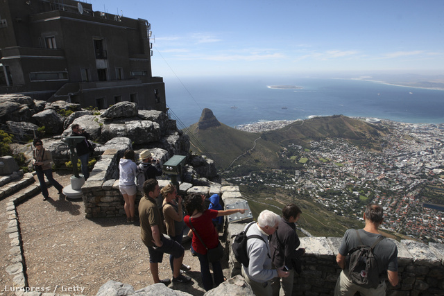 10. Cape Town, Dél-Afrika
Cape Town-ban hegyet is mászhatunk, szörfözhetünk az Atlanti-óceánon és ha épp úgy tartja kedvünk, akár még pingvinekkel is strandolhatunk.