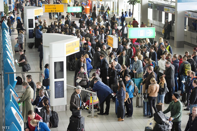 Utasok az áramkimaradással sújtott Amszterdam melletti Schiphol repülőtéren