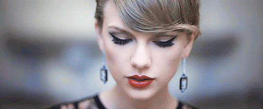 1416160420-taylor-blank-space-smile.gif