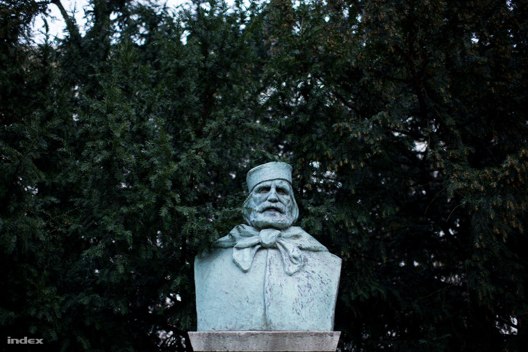 A szintén szabadkőműves Garibaldi szobra az 1930-as években került a Nemzeti Múzeum kertjébe, a Mussolini Olaszországával kialakított, virágzó magyar-olasz kapcsolat jegyében