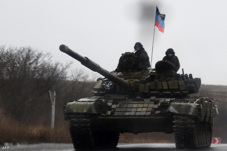 Orosz szeparatisták egy T-72-esen, Ukrajnában