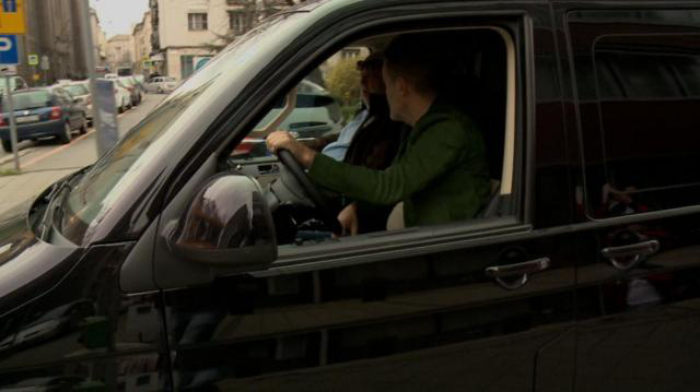 Habony Árpád és Andy Vajna a fekete kisbuszban, az RTL Klub felvételén