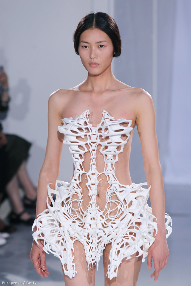 Csontváz ruha a 2011-2012-es haute couture hétről.