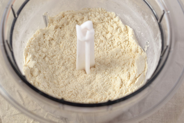 A tésztához a maradék 200 gramm lisztet a maradék 50 gramm vajjal és a sóval összemorzsoljuk - a legegyszerűbb egy aprítógépben
