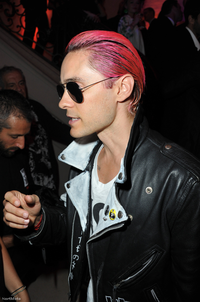 Jared Leto csak rózsaszín hajat villantott.