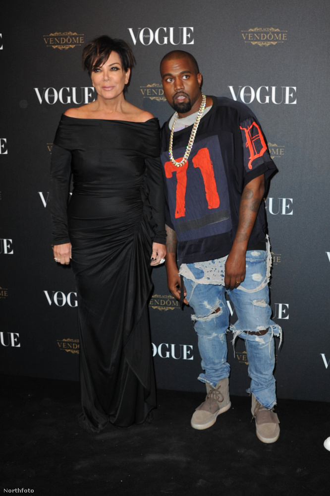 Íme, édesanyja, Kris Jenner (realityceleb, modell, producer) és sógora, Kanye West, (zenész-producer, újabban tervező)