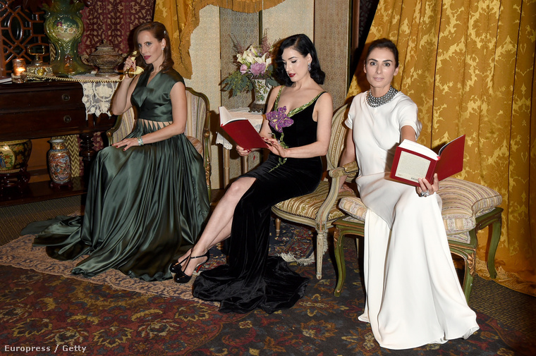A három nő balról jobbra:
                        Liz Goldwyn, Dita Von Teese és a Tiffany dizájnere, Francesca Amfitheatrof