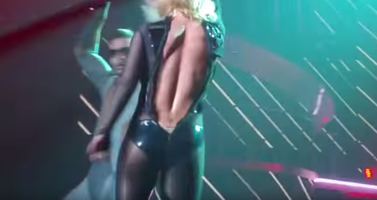 Hoppá!&nbsp;Ez bizony Britney Spears háta, feladta a ruhája