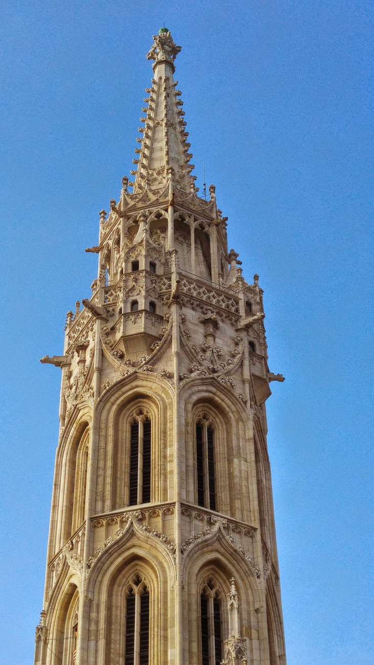 A torony majdnem 47 méter magas, a templom teljes magassága pedig 87 méter.