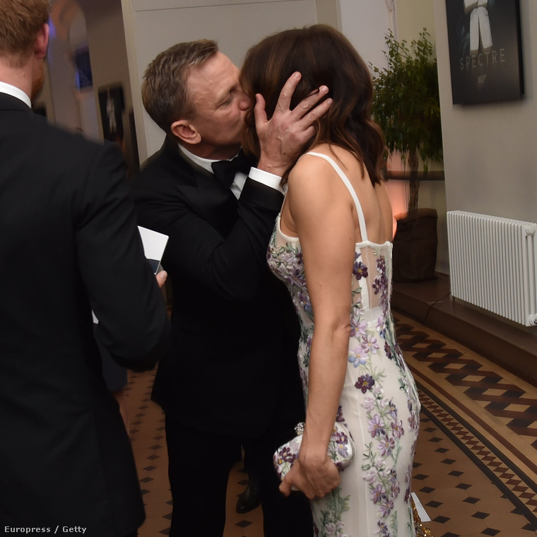 A filmet az itthoni mozikban jövő héttől láthatja, addig pedig érje be ezzel a képpel, amin azt láthatja, hogy Daniel Craig megcsókolja feleségét, Rachel Weiszt