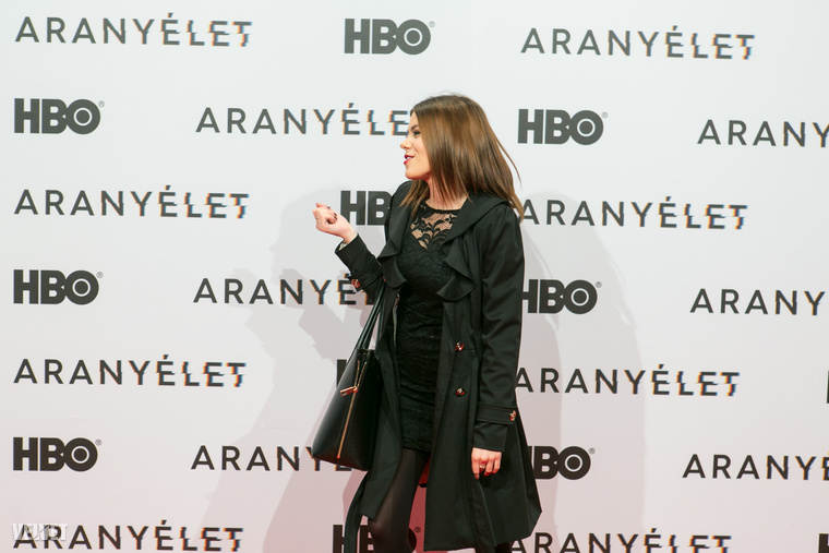Csobot Adél az HBO saját gyártású sorozata, az Aranyélet premierjén jelent meg ebben az igazán elegáns fekete ruhában.