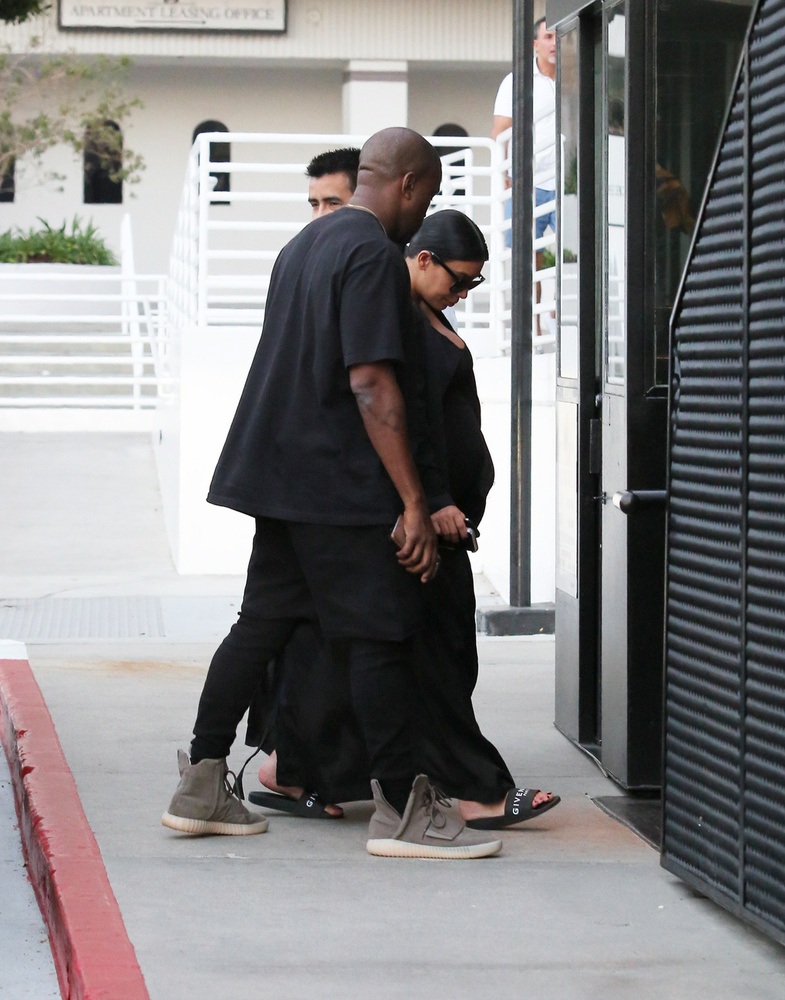 Kim Kardashian már annyira terhes, hogy lecserélte a magassarkút papucsra