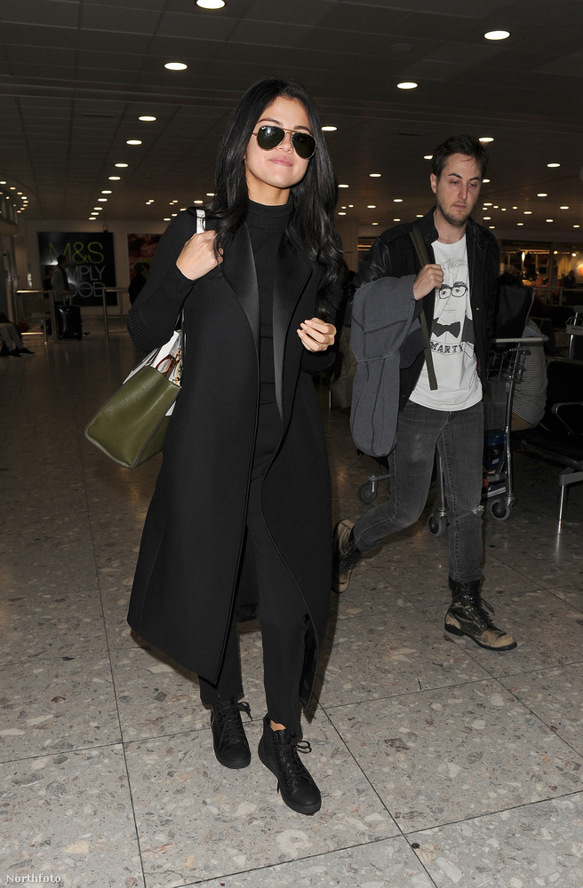 Selena Gomezt és kísérőjét a londoni Heathrow reptéren fotózták le, amint épp megérkeztek New York-ból.