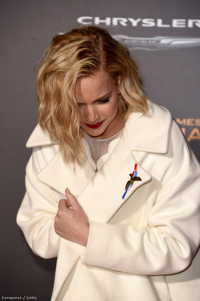 Jennifer Lawrence is viselt egyet, csak a kabátján.