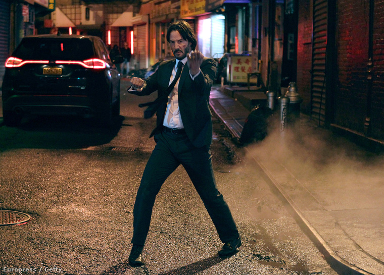 Keanu Reeves éppen a John Wick 2-t forgatja, New York Chinatownjában.