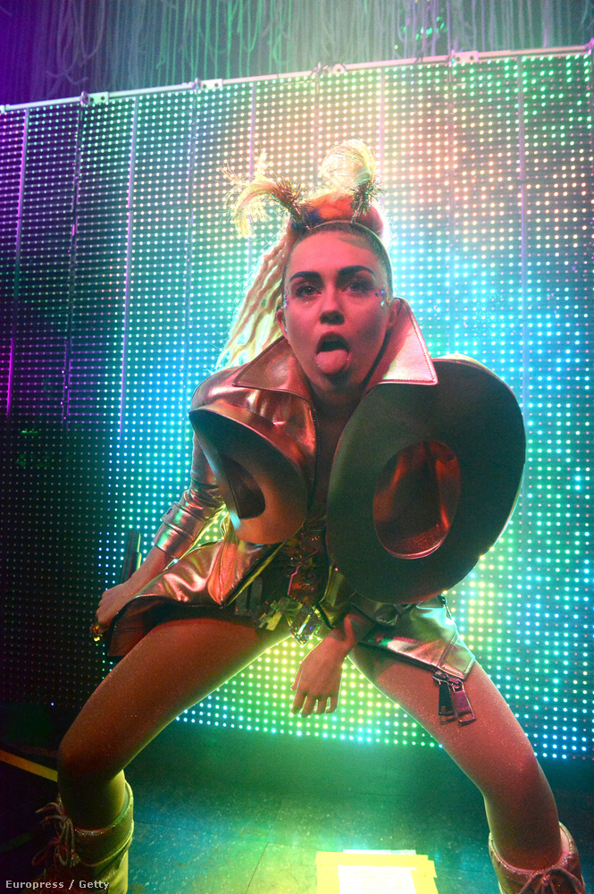 Csütörtök este, Chicagóban kezdte meg új turnéját Miley Cyrus