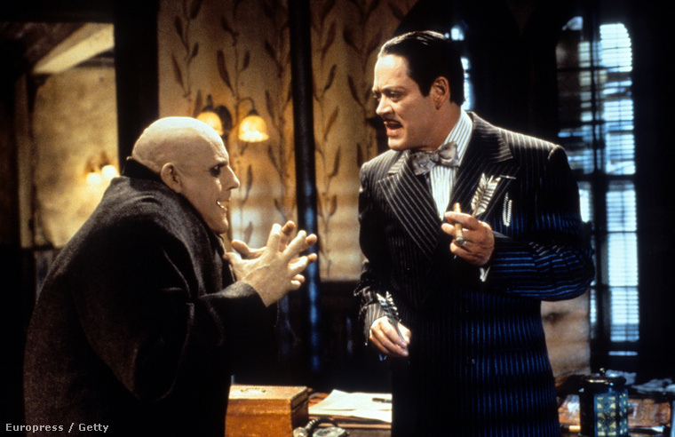Az egyik gyagyás rokont, Faster Addamset Christopher Lloyd alakította a filmben