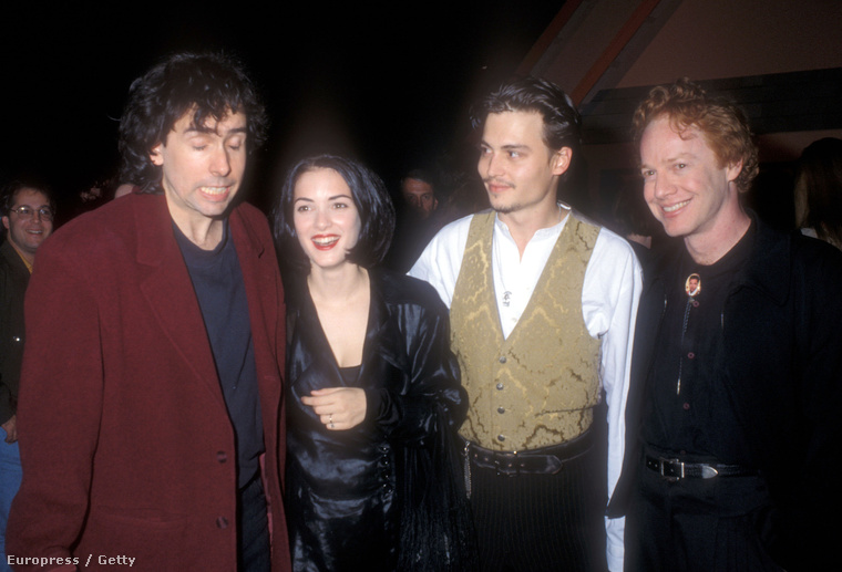 Tim Burton rendező mellett Winona Ryder áll, mellette Johnny Depp, a jobb szélen pedig Danny Elfman, aki a film zenéjét szerezte