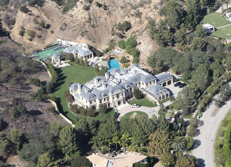Ebben a közel 2800 négyzetméteres, Beverly Parkban található ingatlanban Mark Wahlberg és családja húzza meg magát.