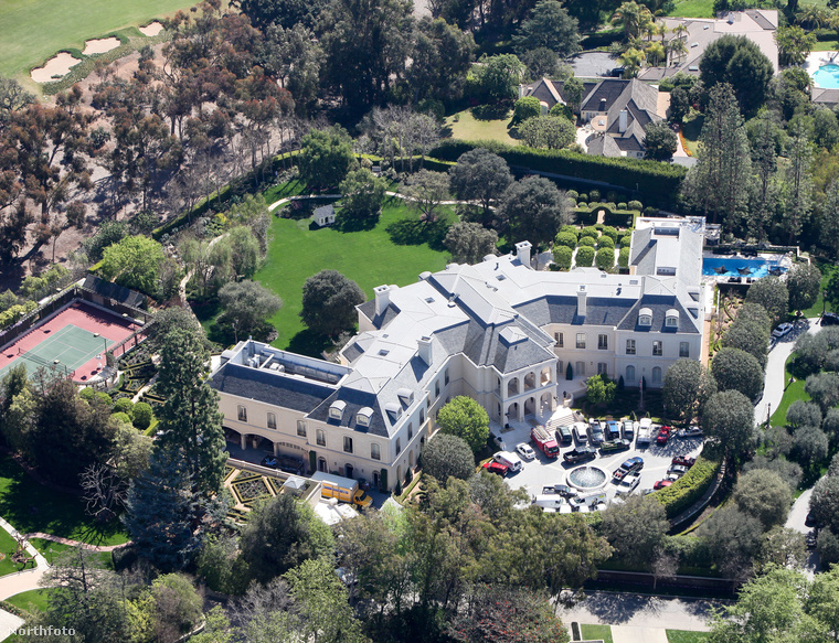 Ez itt Petra Ecclestone háza, amit Aaron Spelling passzolt el neki, jutányos, 85 millió dolláros, vagyis 24 milliárd forintos áron.