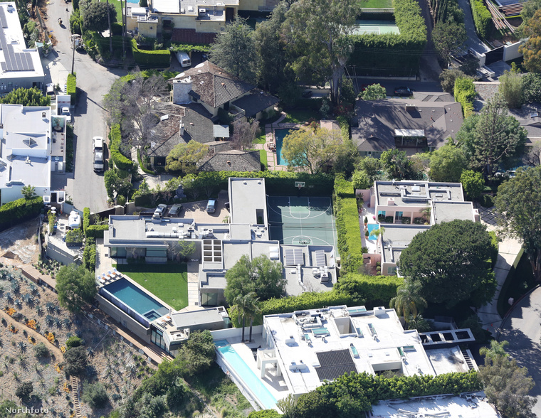 Ez itt már Leonardo DiCaprio háza, vagyis házai, ugyanis rögtön kettőt is vett magának egymás mellett Hollywood Hillsben.