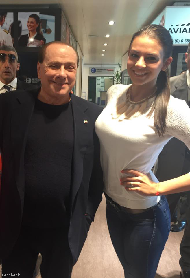 Május
                        2015 ötödik havában történt az, hogy Hajdú Péter felesége, Sarka Kata kedves odanyomta a mellét Silvio Berlusconihoz