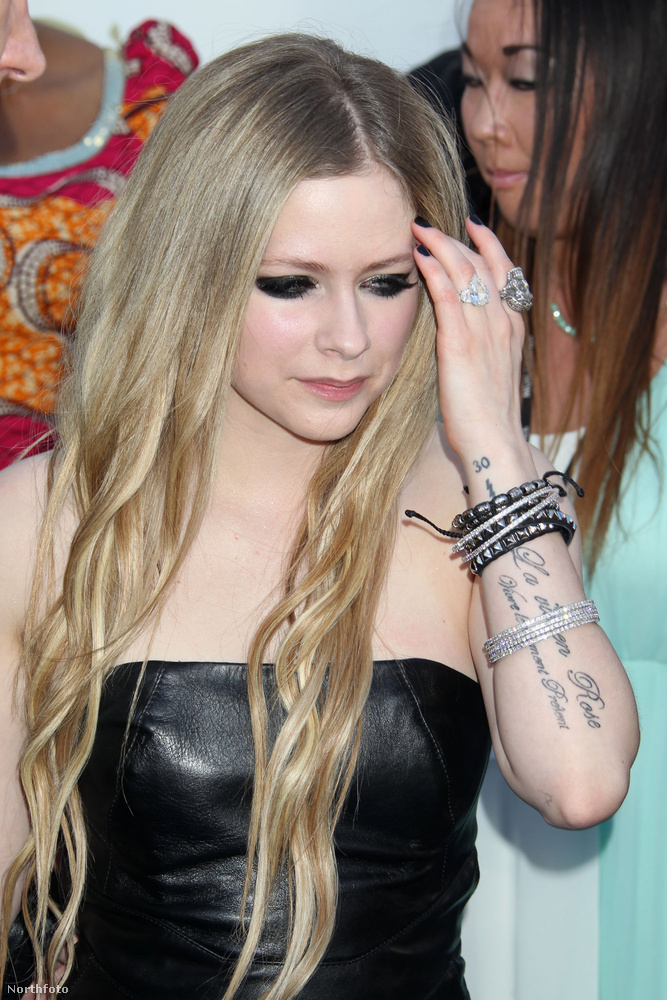 14Szintén 14 karátos gyémánttal vette le a lábáról Chad Kroeger Avril Lavigne énekesnőt