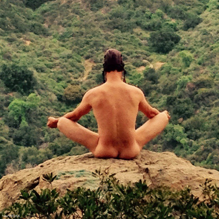 Na őt nem lehet felismerni, de higgyék el nekünk, hogy ez Josh Duhamel, aki forgatási szünetben így meditál
