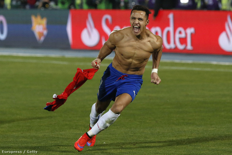 Húha, a chilei Alexis Sanchez nagyon örül, mert a csapata megnyerte a Copa Americát