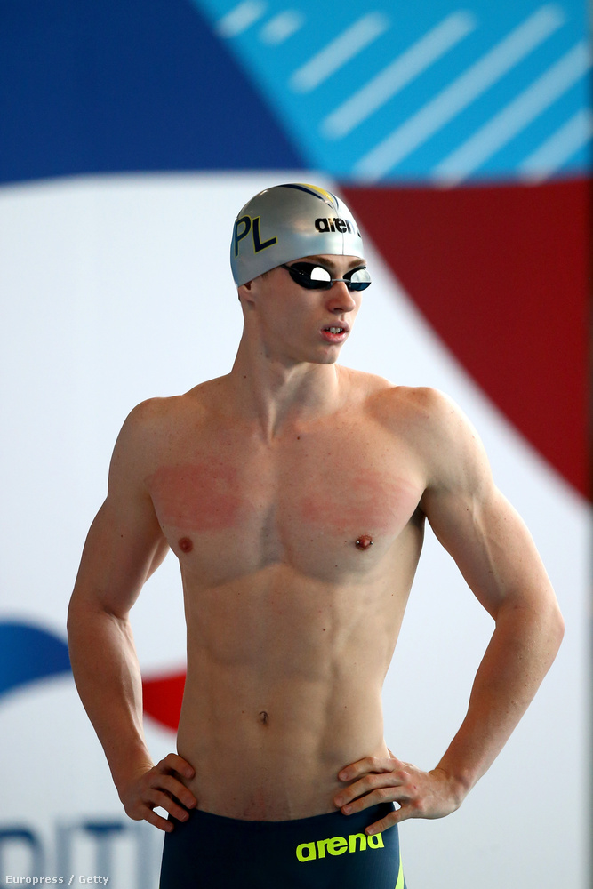 A brit Ben Proud egy április úszóverseny előtt a startra készül
