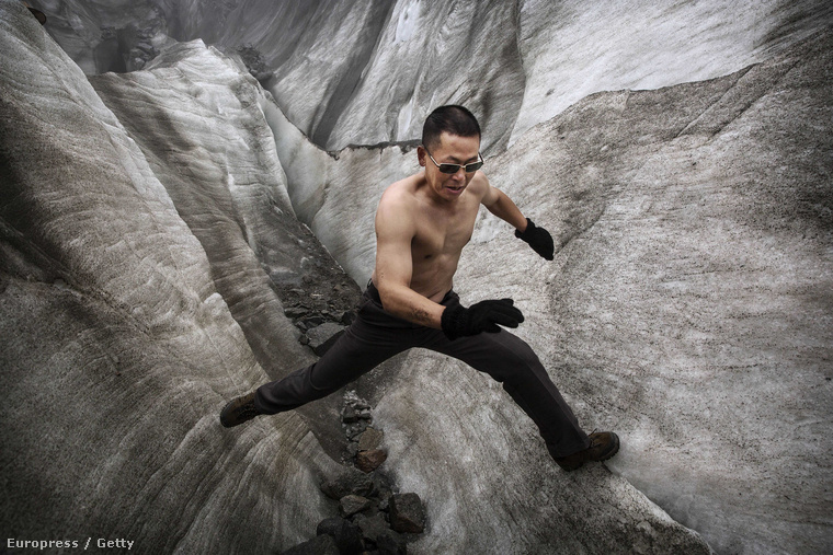 Ez a kínai turista félmeztelenül kezdett el gleccsert mászni Tibetben