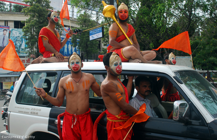 Indiában, Indoréban ezek a férfiak éppen egy botrányfilm bemutatása ellen tiltakoznak