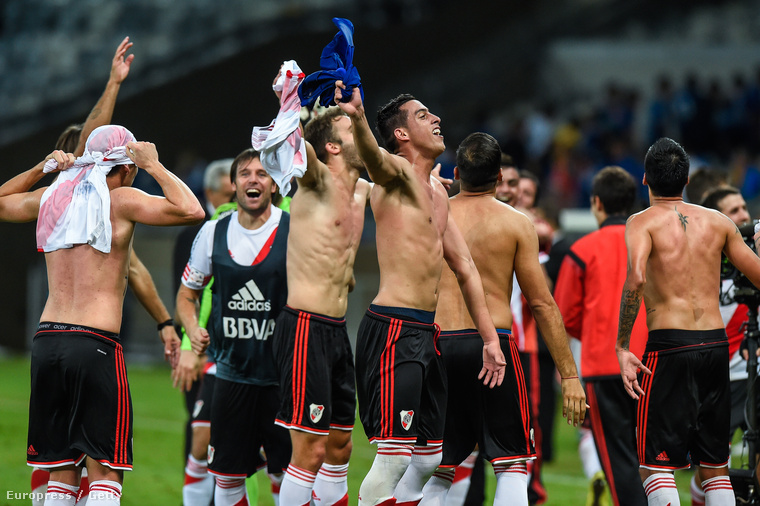 Ők a River Plate nevű argentin focicsapat játékosai, éppen győzelmüket ünneplik