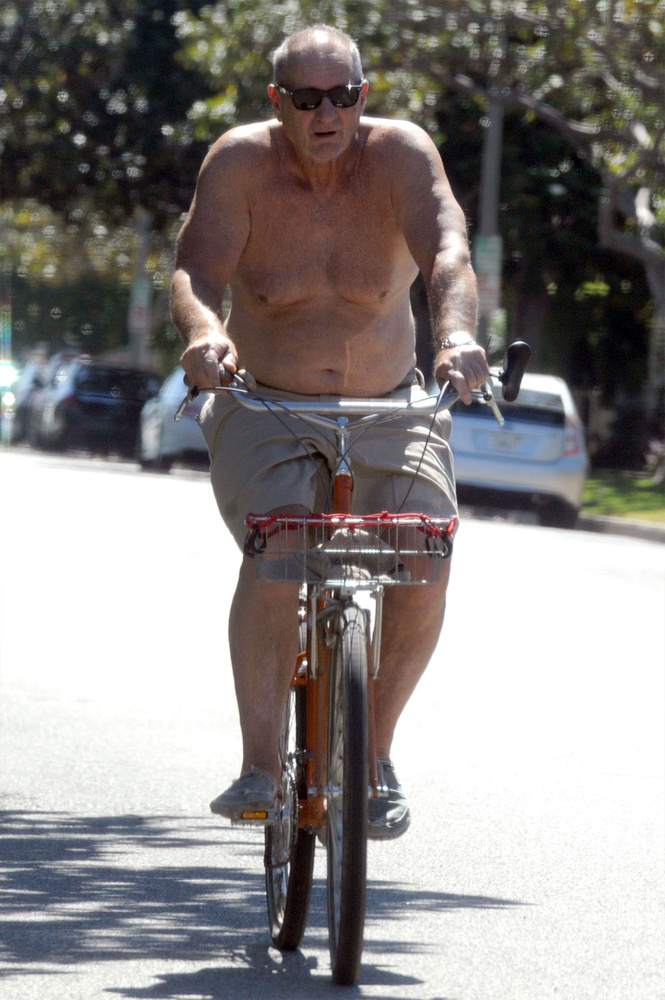Ahogy Al Bundy, azaz Ed O'neill is a biciklin