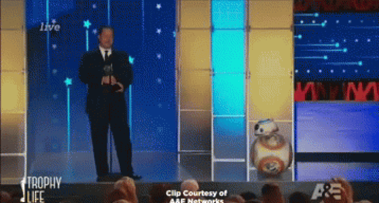 Itt John Knoll köszöni meg a Genius-díjat, amit a cége által készített vizuális effektekért kapott de a lényeg, hogy BB-8 begurult a színpadra és ELLOPTA A SHOW-T!