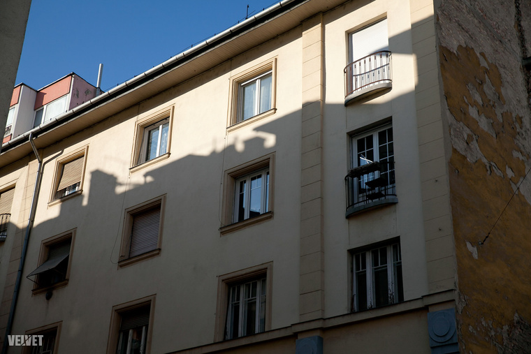 Két emeletnek hármas osztású az ablaka – a harmadikon viszont egyszerűsítettek egyet a képleten