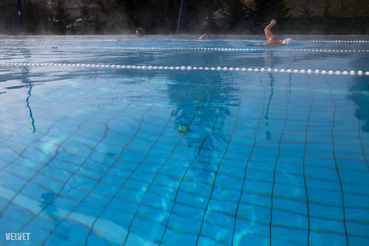 A 25 méteres, 4 sávos medencét esténként szolárfóliák borítják, így télen sem csökken 29 fok alá a víz hőmérséklete