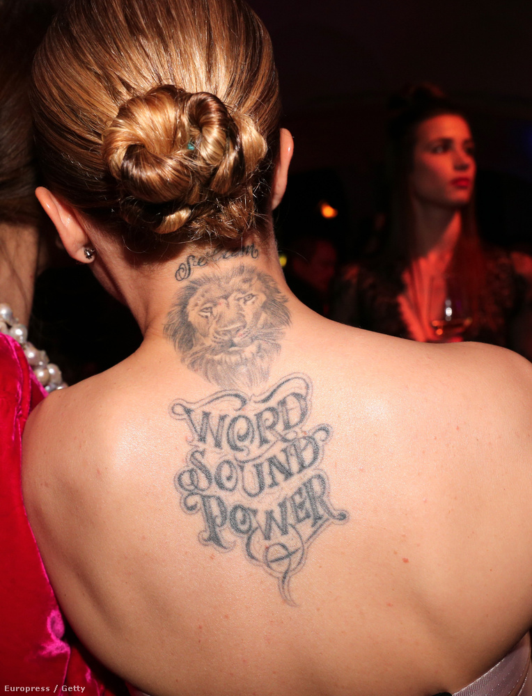 Mena Suvarinak egyébként van egy ilyen diszkrét kis tetoválás a tarkóján-nyakán-hátán