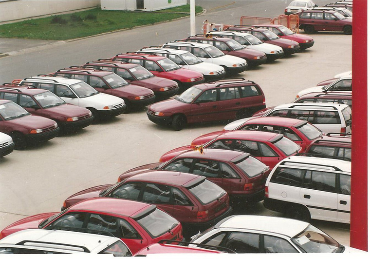 Hivatalosan 1991 januárjában jegyezték be General Motors Autóforgalmazó Kft-t, amely még abban a hónapban megkötötte az első tíz Opel márkakereskedői szerződését hazai partnereivel.