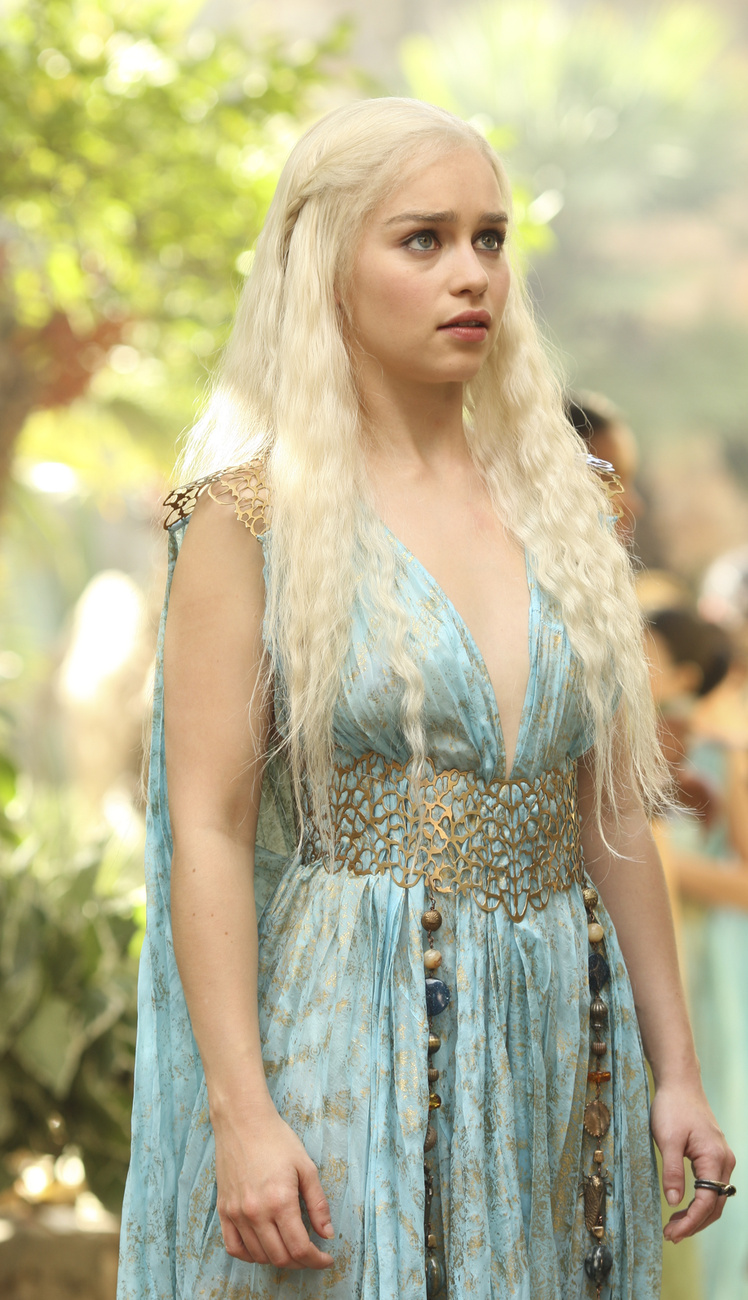 Emilia Clarke-ot leggyakrabban így látni a tévében: A Trónok harca című sorozatban alakítja Daenerys Targaryent, aki többek közt arról híres, hogy sárkányai vannak.