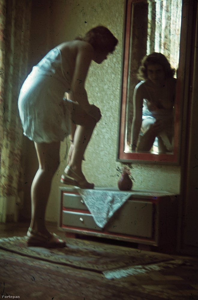 1943-ban valakit megihletett a tükör előtt öltöző vagy vetkőző nő képe.