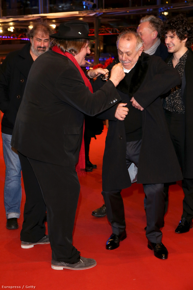 Depardieu segített levenni a sálát és a kalapot is, majd a kabátot kezdte lecibálni